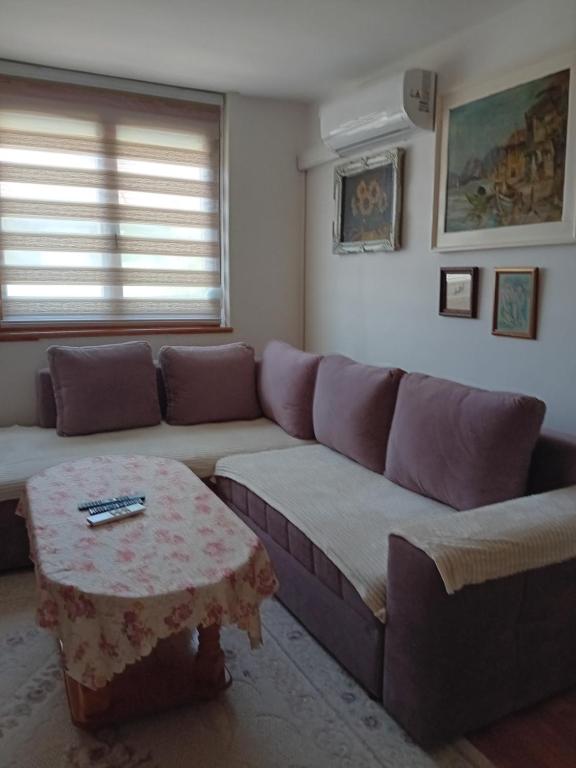 una sala de estar con un sofá y una mesa en apartman centar sarajevo, en Sarajevo