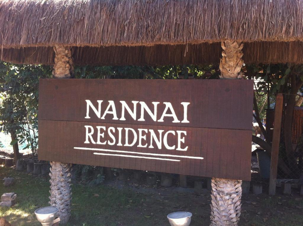 un cartel de residencia de alquiler de nani frente a un edificio en Nannai Residence, en Porto de Galinhas