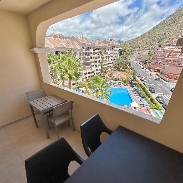 Pool view 2 bed duplex in Castle Harbour C207
