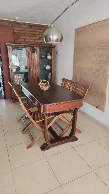 a wooden table and a bench in a room at Aires de campo en la ciudad in San Fernando del Valle de Catamarca