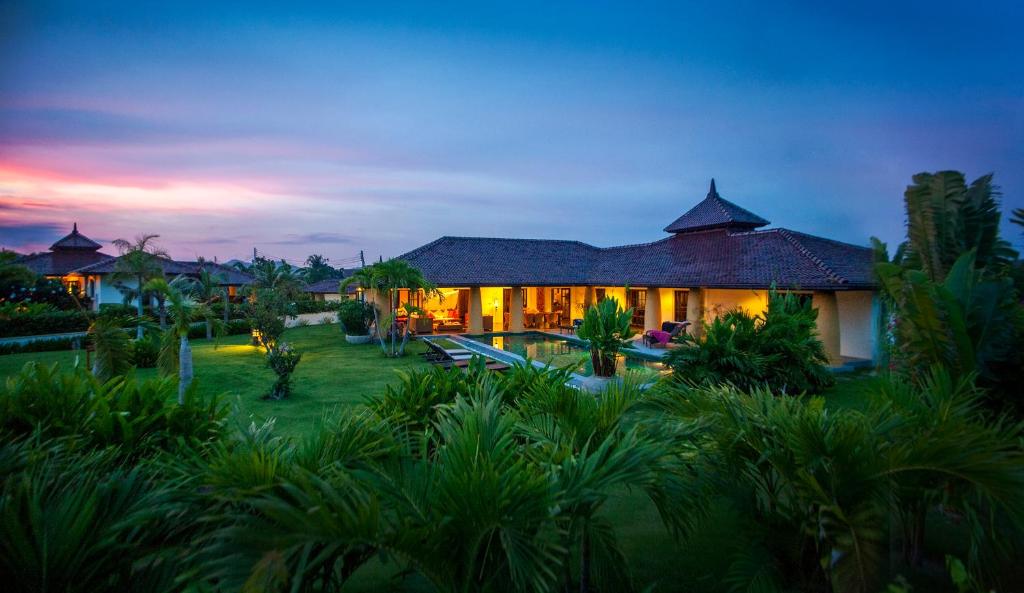 een villa met een tuin in de nacht bij Luxury Pool Villa - Sawan - 4 Bedroom in Hua Hin