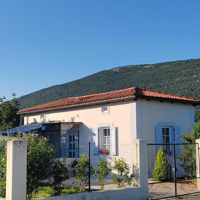 a white house with a hill in the background at Ca' dell'Agro in Gorizia