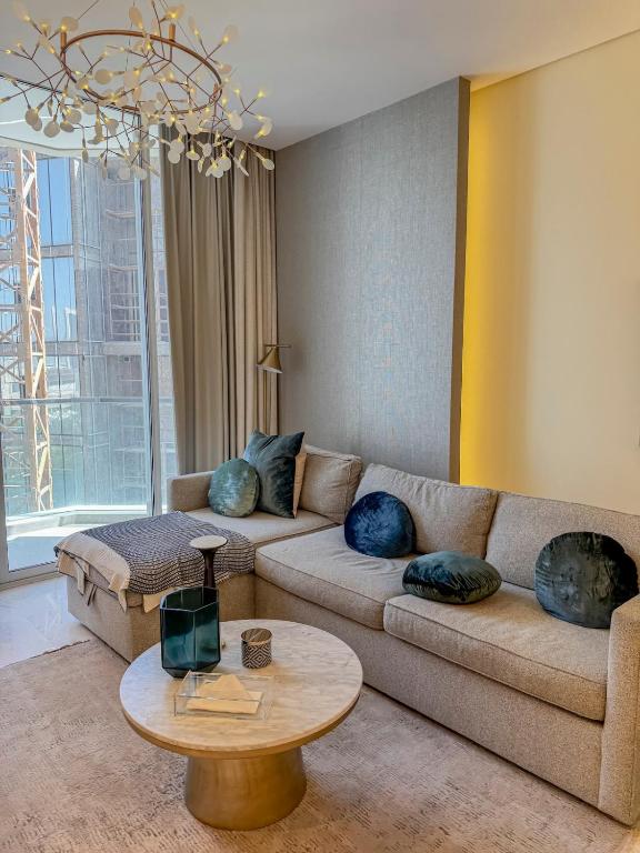 Ruang duduk di Stylish 1BR in Bahrain Bay Area, Cental Location with waterfront