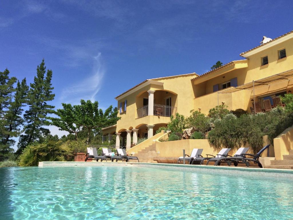 Villa in Le Muy with Private Pool and Lake