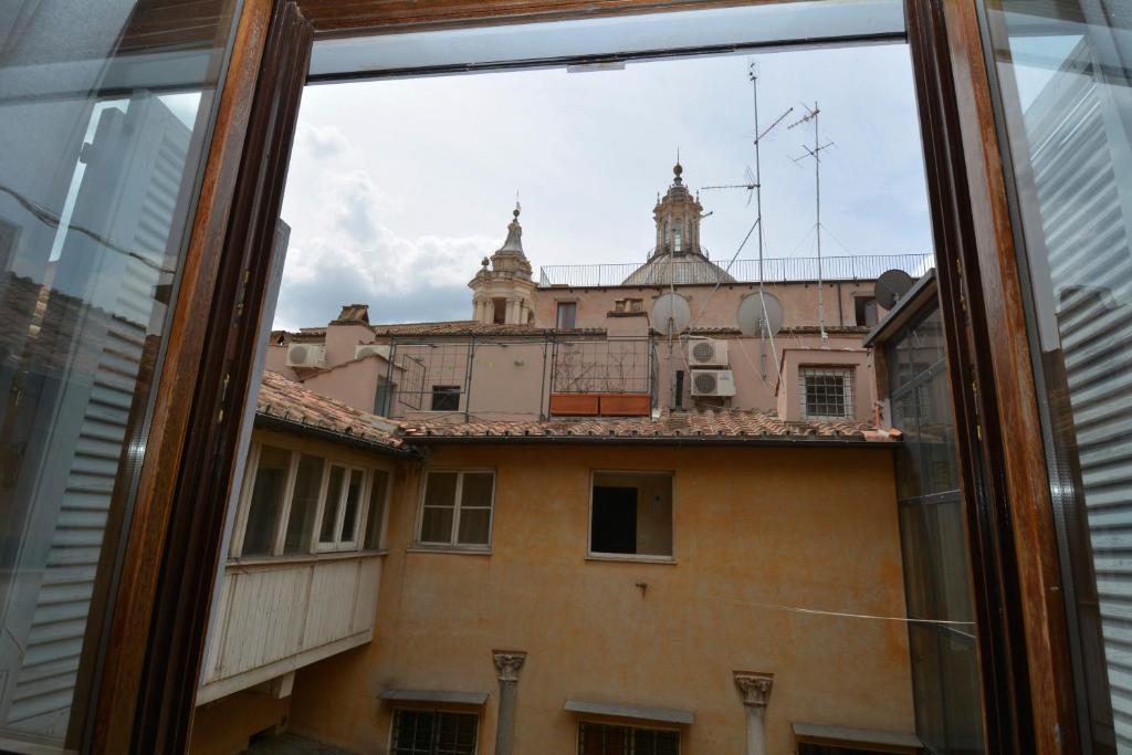 ローマにあるPiazza Navona Cornerの窓からの眺め