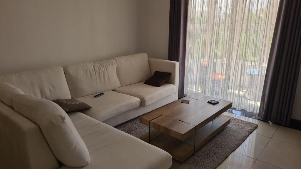 un soggiorno con un divano bianco e un tavolino da caffè di Heritage a Quatre Bornes