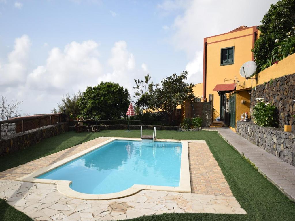 una piscina en el patio de una casa en Cave House in Tenerife with Pool and Beach, en La Orotava