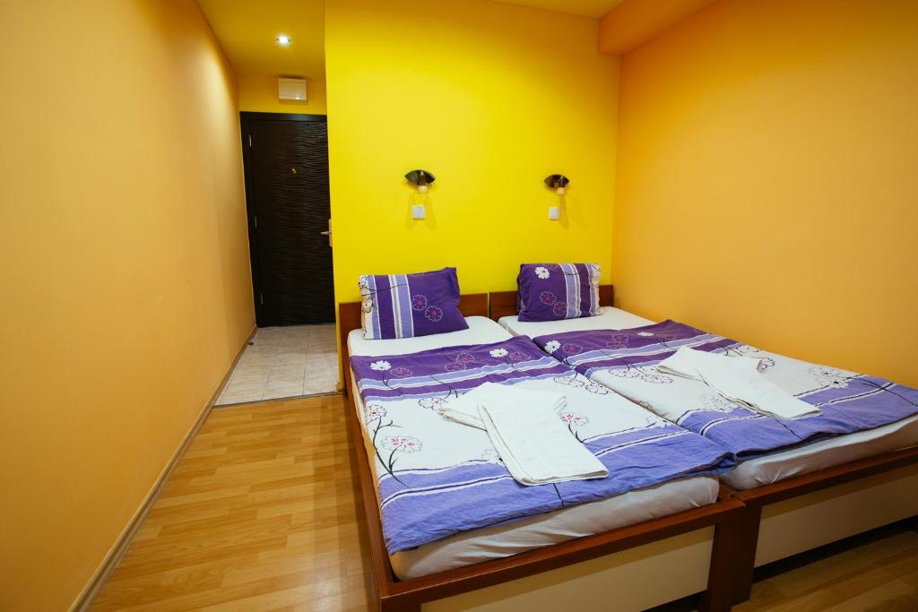 Postel nebo postele na pokoji v ubytování Hotel Centrál Šaľa