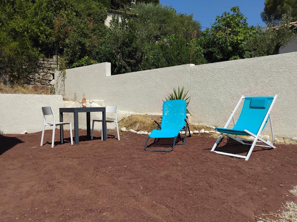 two blue chairs and a table with a plant on it at Le Mazet du Salagou in Clermont-lʼHérault