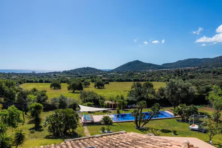 Nespecifikovaný výhled na hory nebo výhled na hory při pohledu z vily