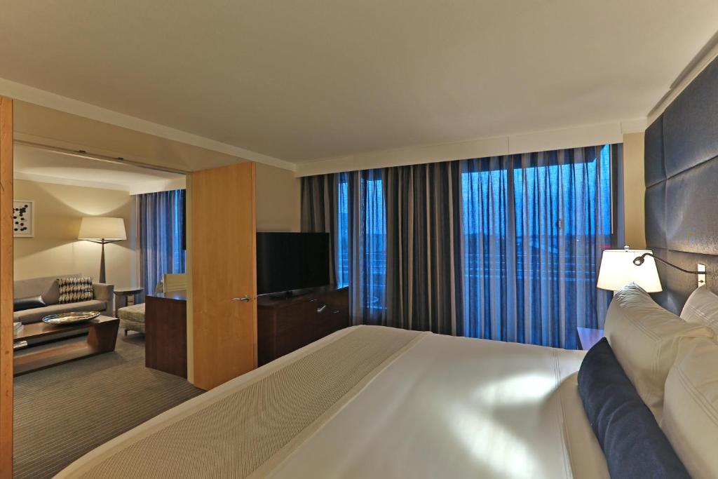 TV a/nebo společenská místnost v ubytování InterContinental At Doral Miami by IHG