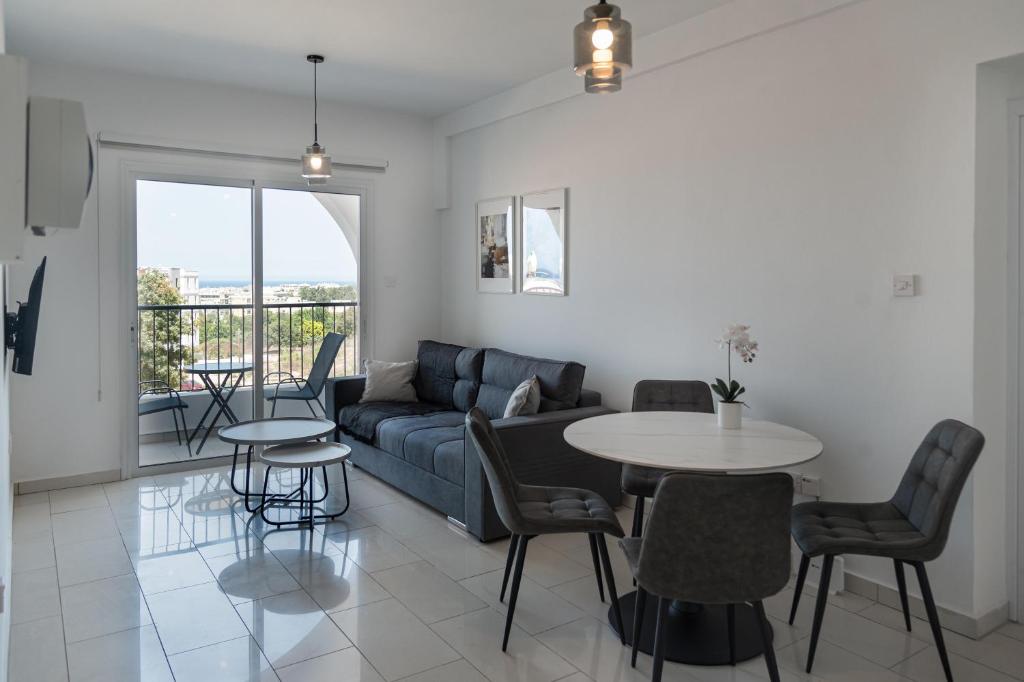 Posezení v ubytování Phaedrus Living Golden Seaview Residence