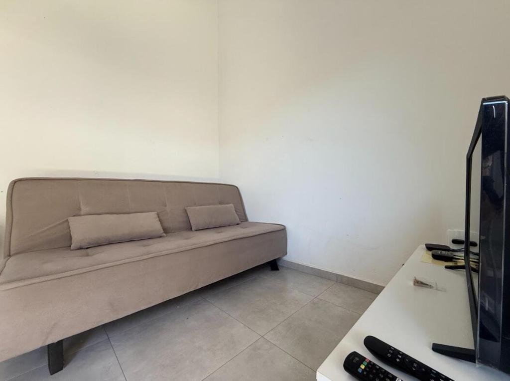 カボ・フリオにあるDunas do Peró, Cabo Frio 01のソファとテレビのあるリビングルーム