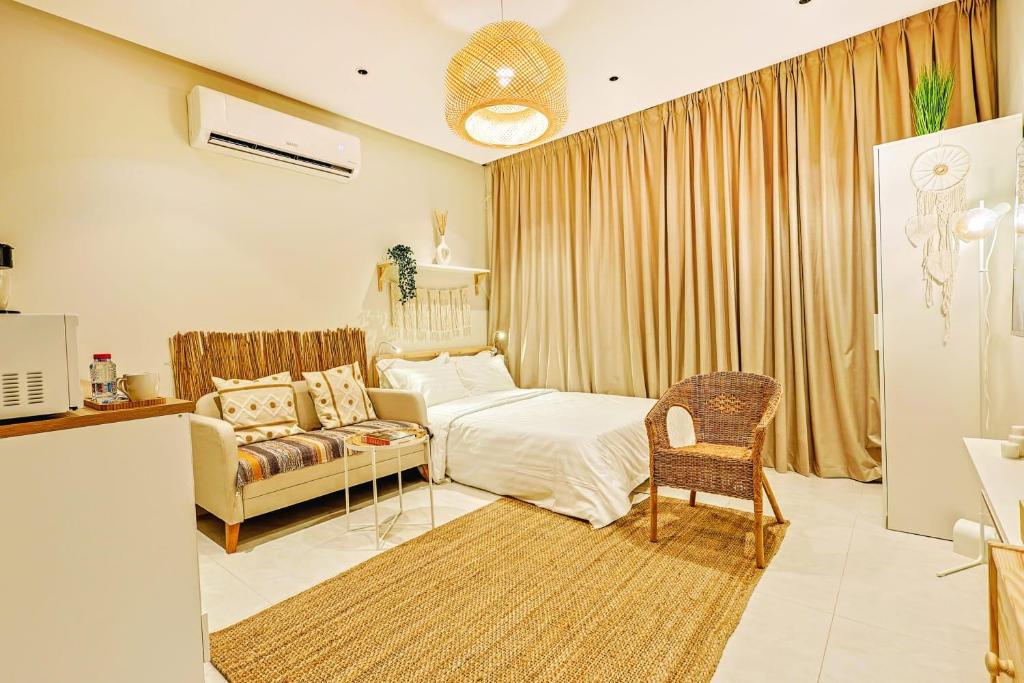 ジッダにあるمسكن الهدوء والإسترخاء البوهيميのベッドとソファのあるホテルの部屋