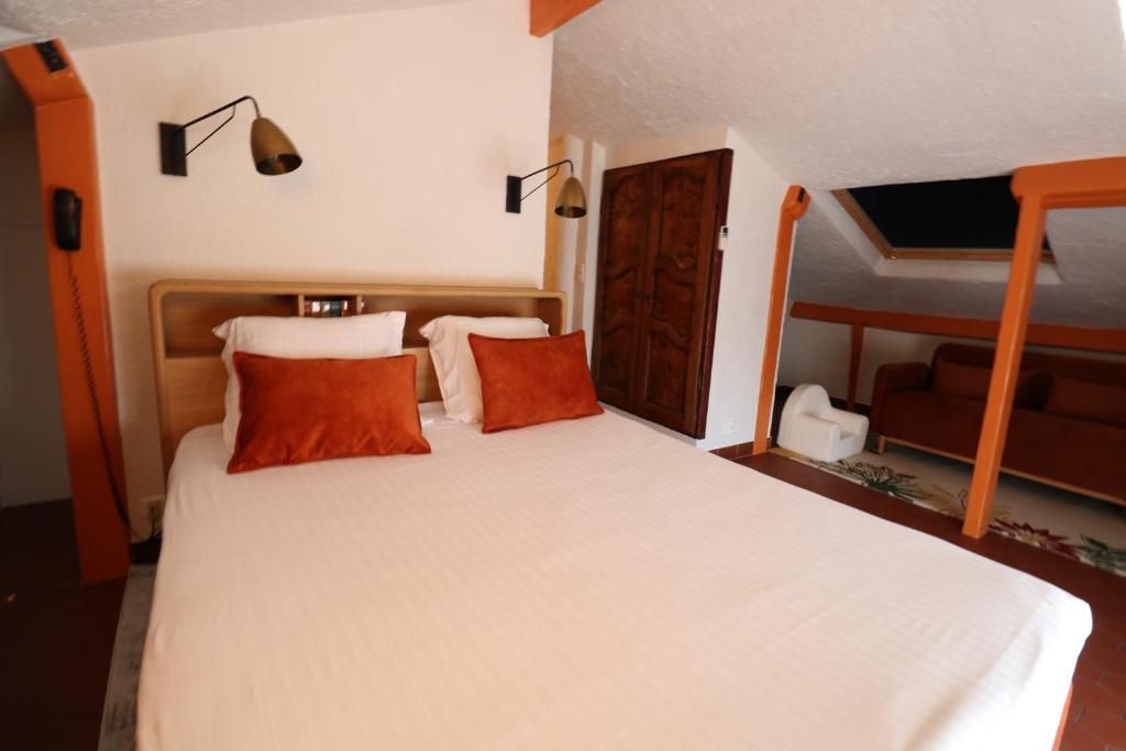 Postel nebo postele na pokoji v ubytování La Villa Roseraie , Hôtel Familial OUVERT TOUTE L'ANNEE