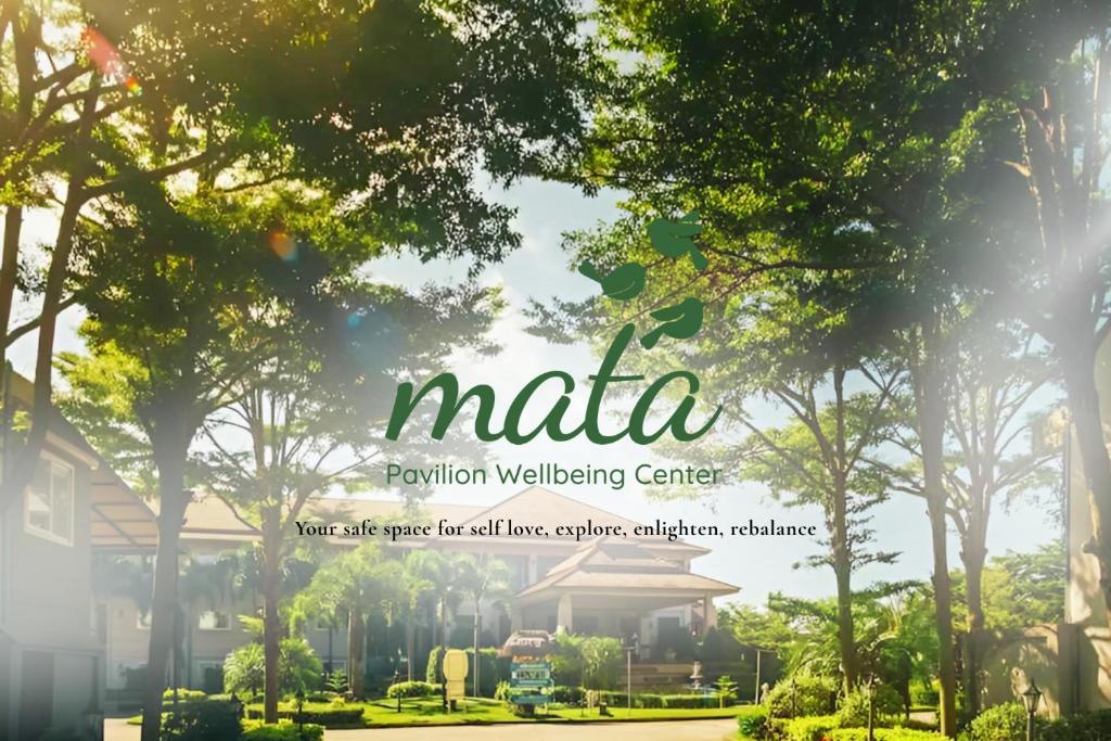 een bord voor een trouwcentrum op een plantage met bomen bij Mata Pavilion in Loei