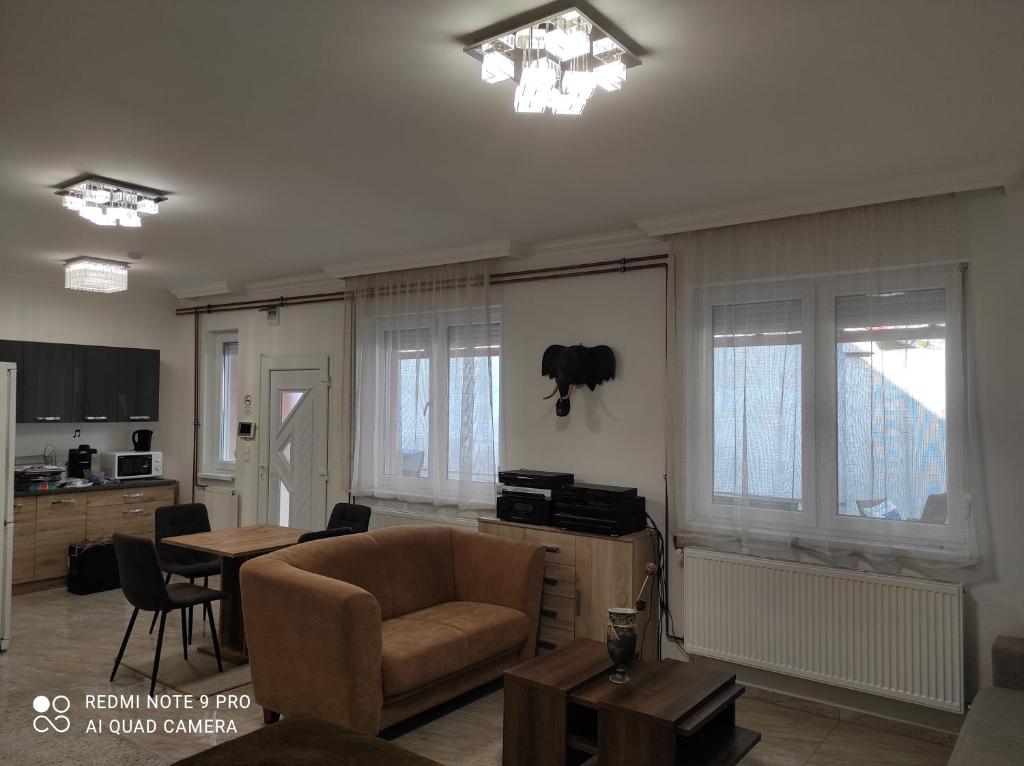Μια τηλεόραση ή/και κέντρο ψυχαγωγίας στο Hangjegy Apartman