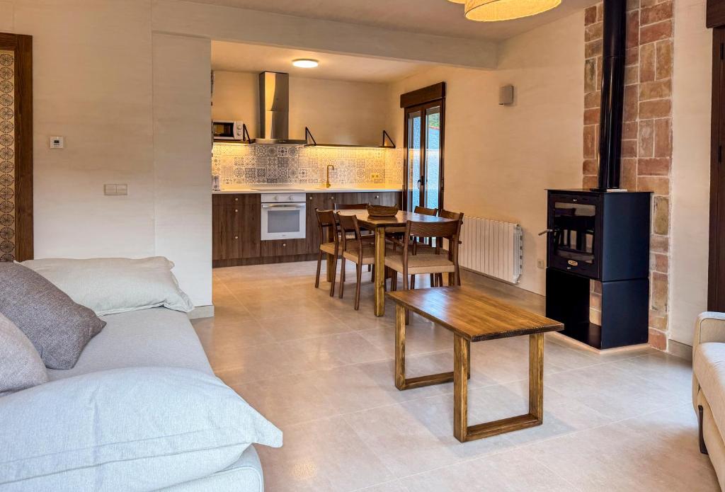 Complejo El Molinico - Three-Bedroom Apartment With Balcony