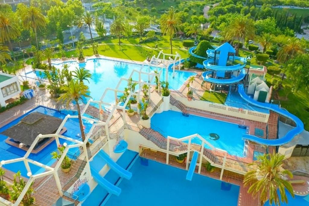widok z góry na basen w ośrodku wypoczynkowym w obiekcie Benalbeach Costa w mieście Benalmádena
