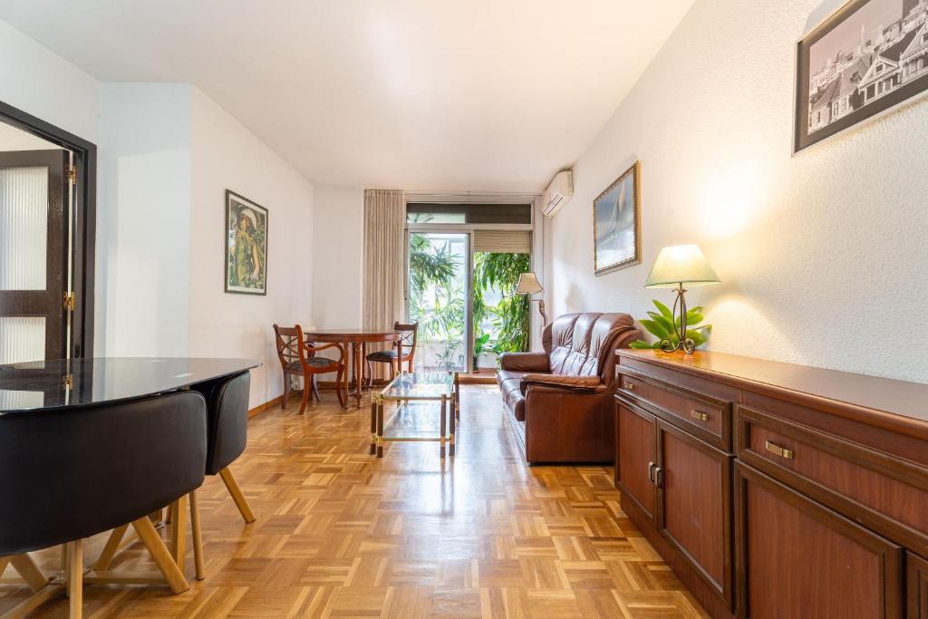 Apartamentos Goya - Apartamento con 2 Dormitorios en Madrid centro, terraza, cocina y fast WiFi