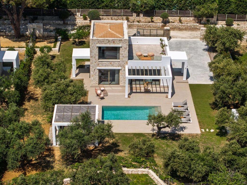 una vista aérea de una casa con piscina en Metis by Vintage Travel, en Vasilikos