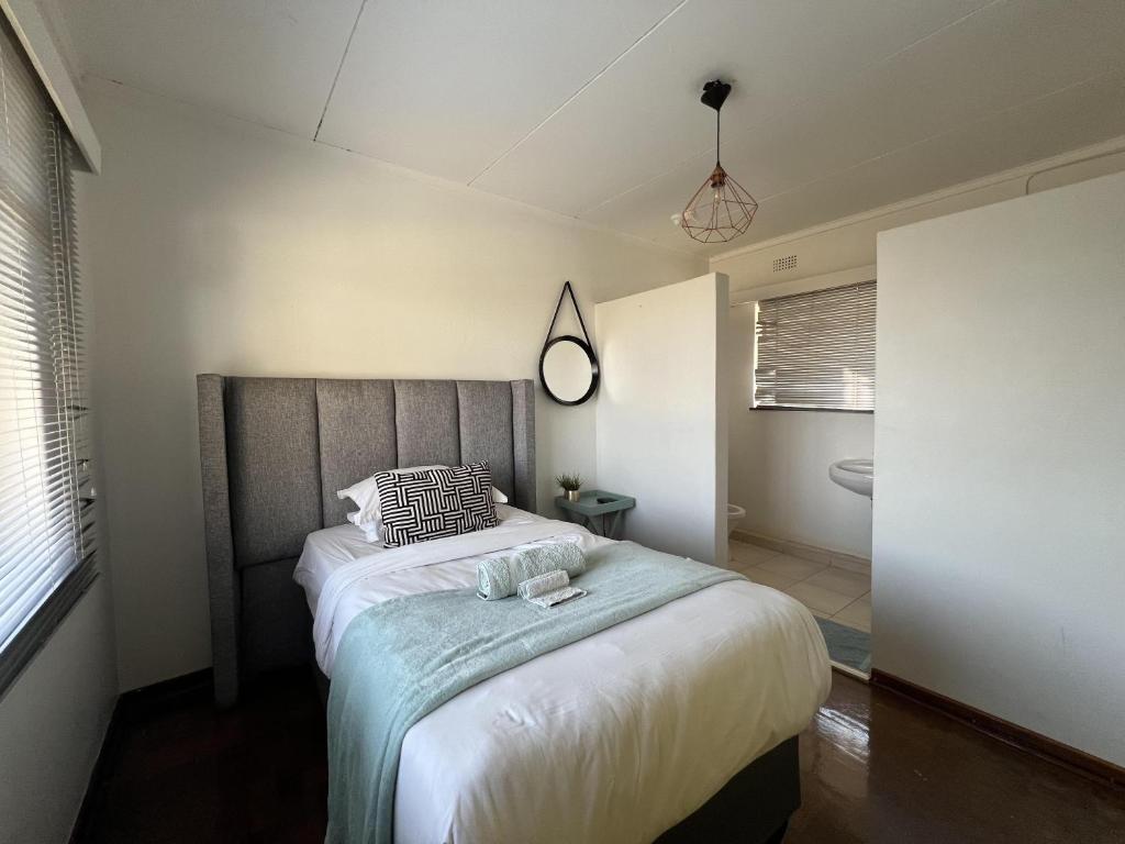 Ένα ή περισσότερα κρεβάτια σε δωμάτιο στο Mutare Manor : Single Room - 2308