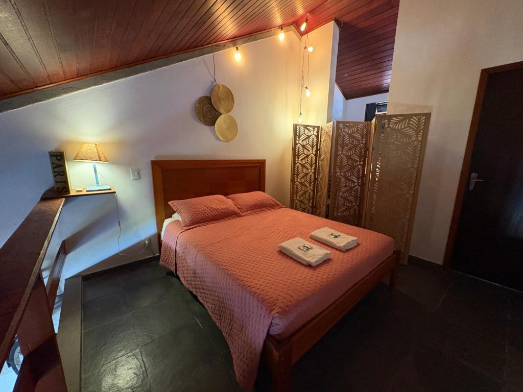 Un dormitorio con una cama con dos toallas encima. en Loft charmoso bem no centro, en São Sebastião