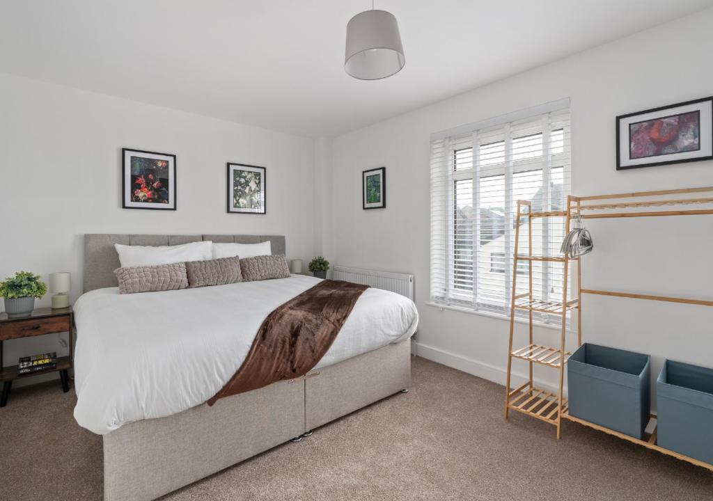 a bedroom with a bed and a ladder in it at The Grand Southampton Stay, Sleeps 12 in Southampton