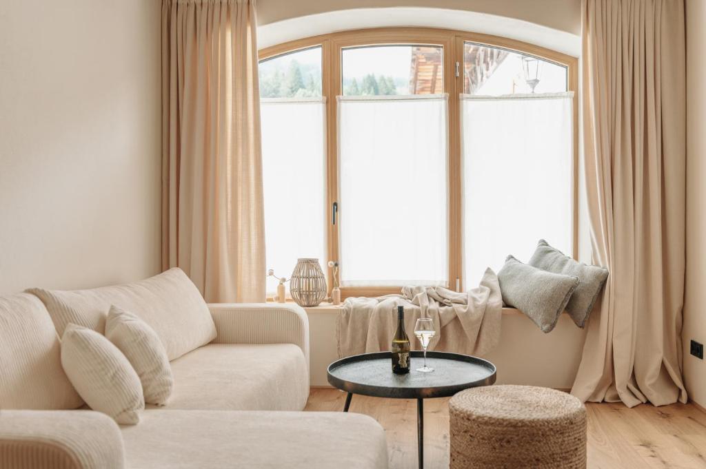 un soggiorno con un divano e un tavolo di grainau1 boutique apartments a Grainau
