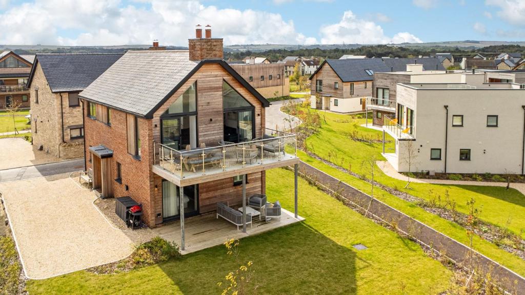 une vue aérienne d'une maison avec un toit dans l'établissement Jurassic BR26 Silverlake Dorset, à Warmwell