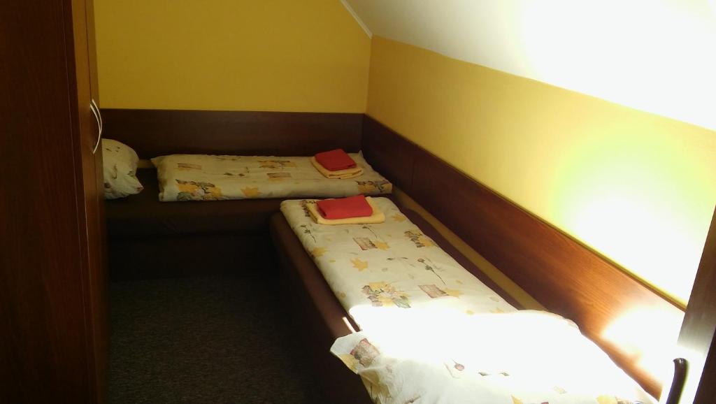 Posteľ alebo postele v izbe v ubytovaní Penzión U nás