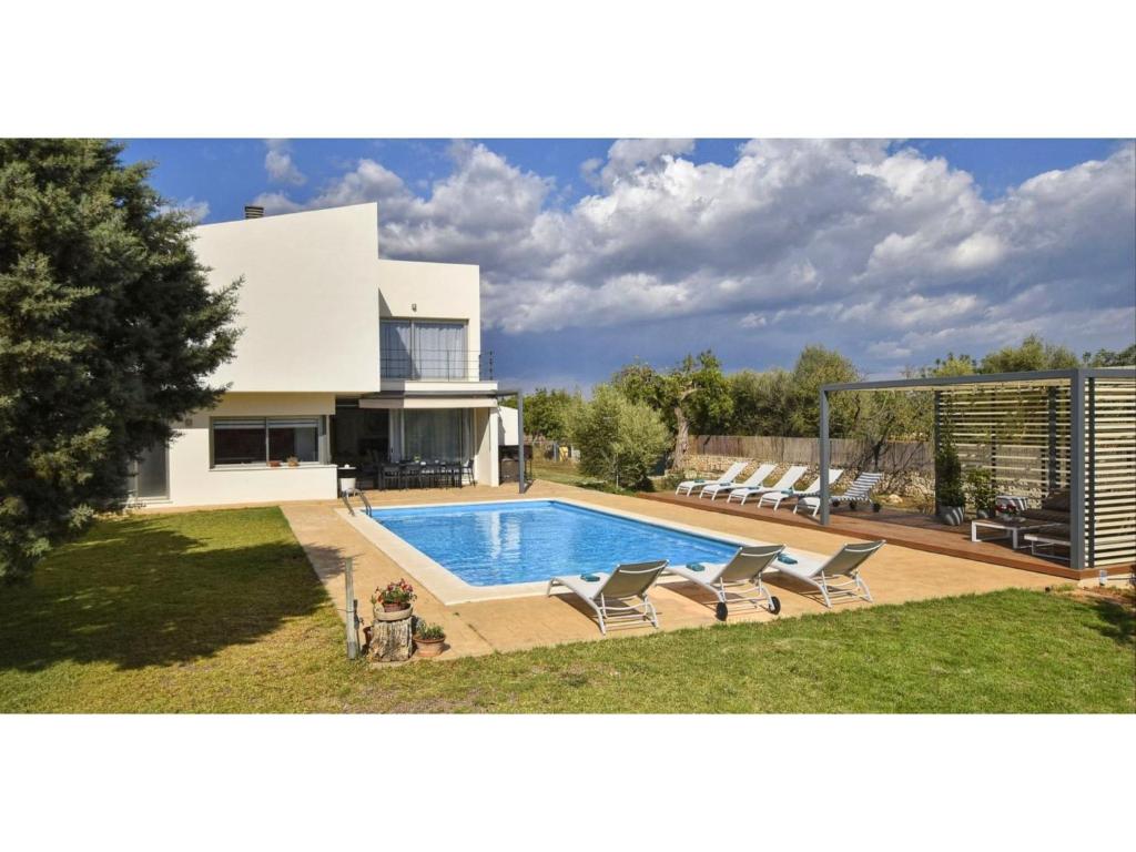 eine Villa mit einem Swimmingpool vor einem Haus in der Unterkunft Country House in Binissalem with Pool in Binissalem