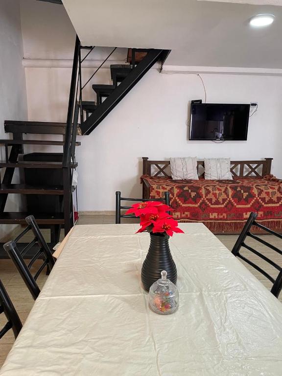 La PorteñaにあるHermoso Departamento a Mts de La Playaの花瓶テーブル