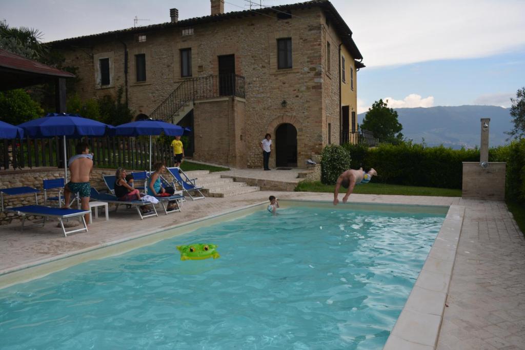 a group of people playing in a swimming pool at B&B La Noce in Montefalco