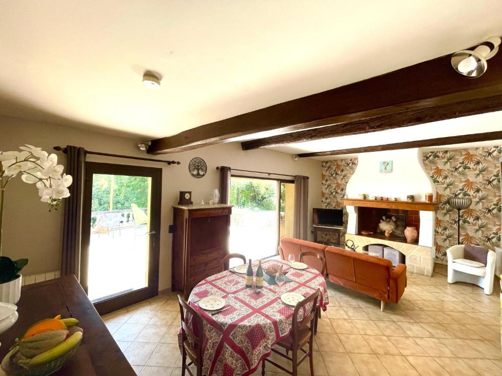 Ruang duduk di Le Régagnas, maison vigneronne