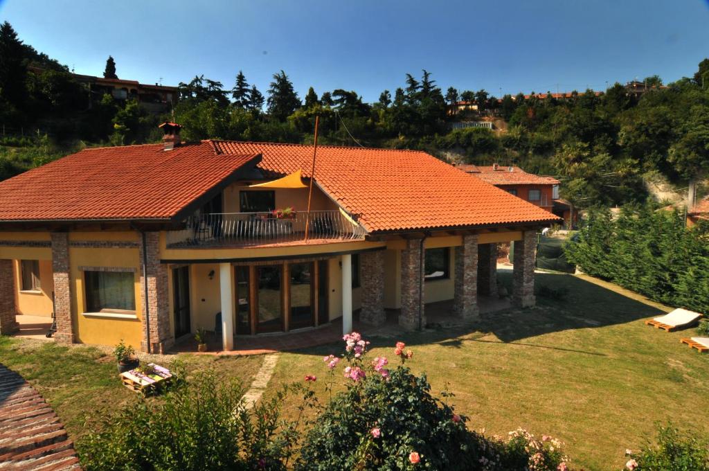 Monticello d'AlbaにあるMonticello Villageのオレンジの屋根と庭のある家