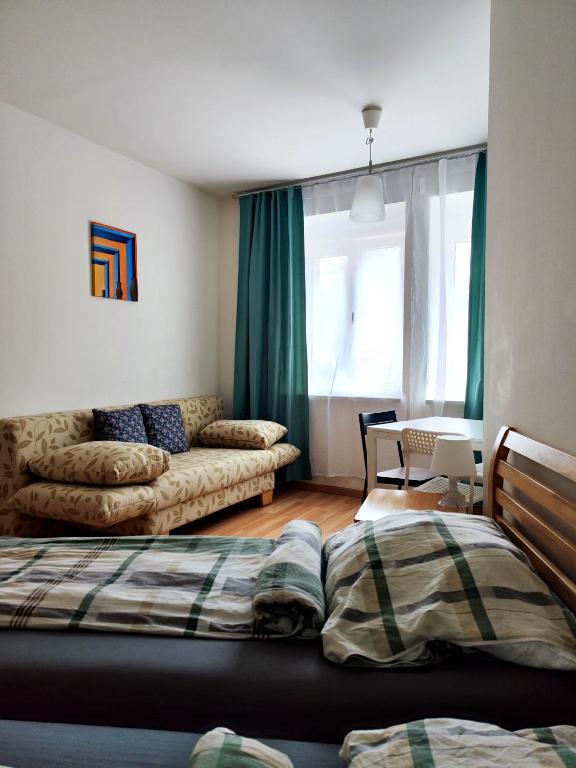 ein Wohnzimmer mit einem Bett und einer Couch in der Unterkunft The Smart Flat in Wien
