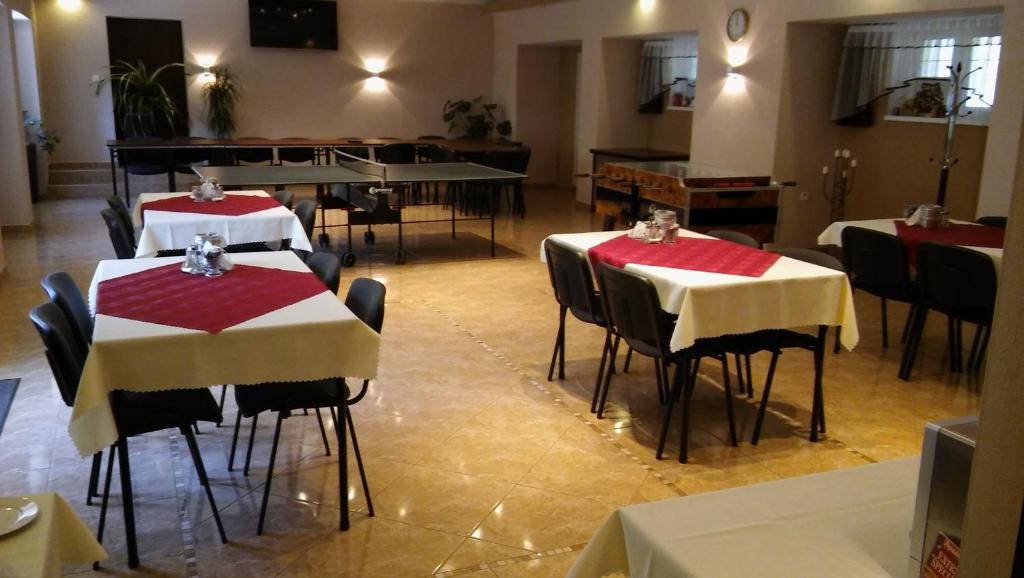 Reštaurácia alebo iné gastronomické zariadenie v ubytovaní Penzión U nás