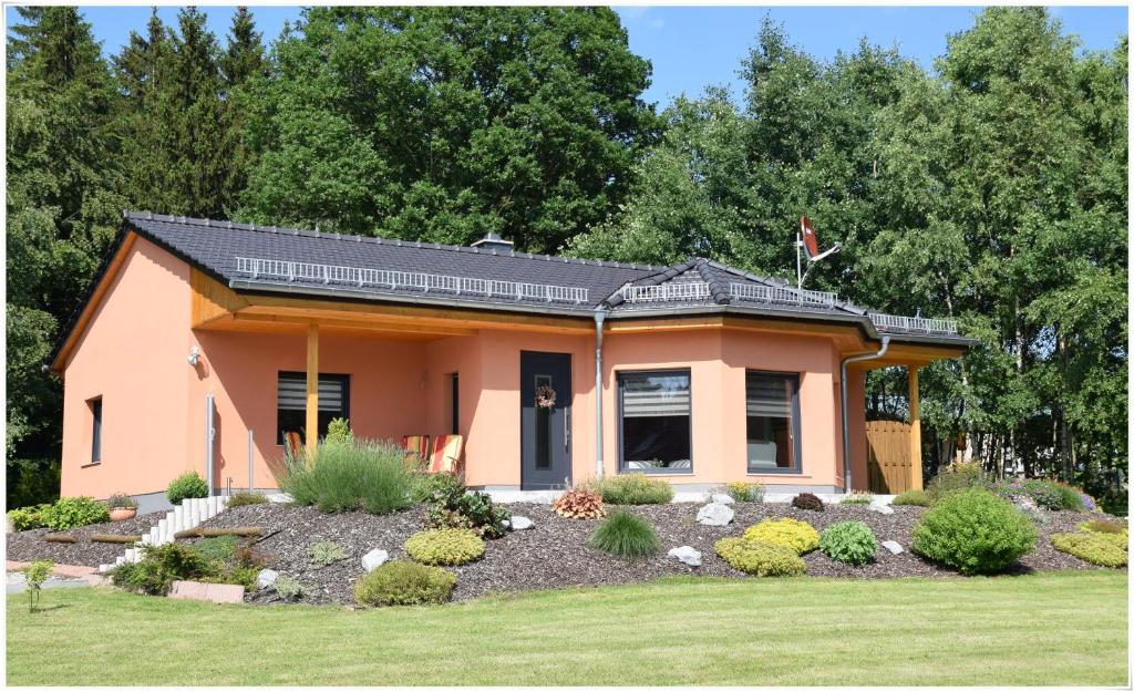ein Haus mit Sonnenkollektoren auf dem Dach in der Unterkunft Ferienhaus Am Ramberg in Friedrichsbrunn