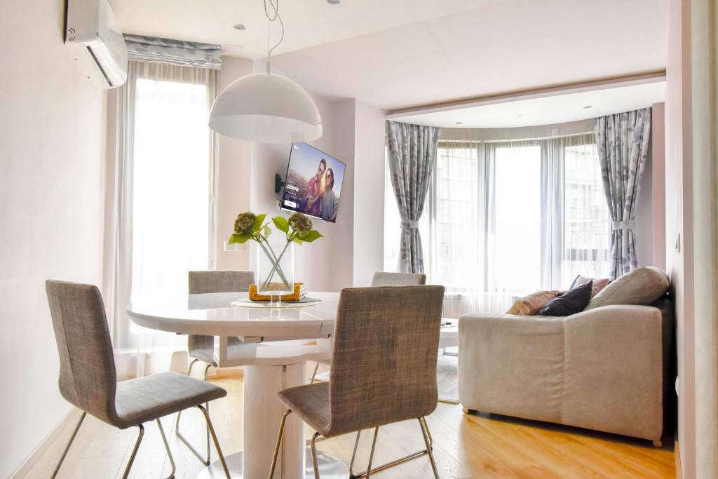 Charming 2BD with Mountain View