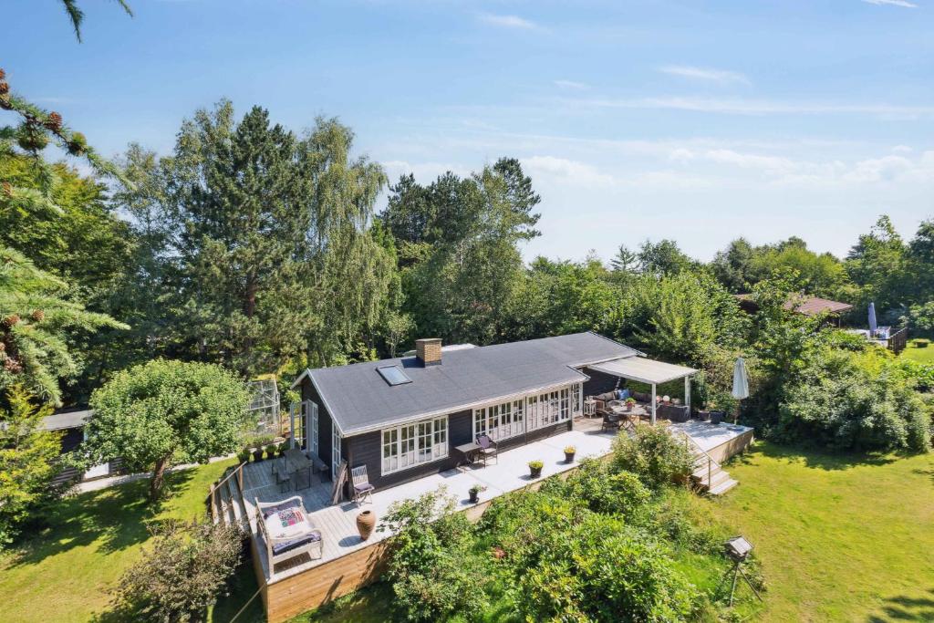 une vue aérienne d'une maison avec un jardin dans l'établissement Family-Friendly Cottage Near Beach & Nature, à Vejby