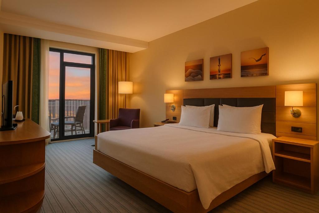 una habitación de hotel con una cama y un balcón en Dosso Dossi Hotels & SPA Golden Horn, en Estambul