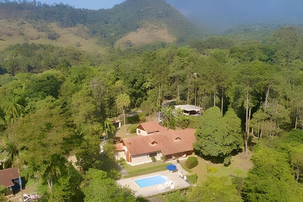 an aerial view of a house in the middle of a forest at Sítio Bem me Quer seu conforto e relax na Serrinha in Penedo
