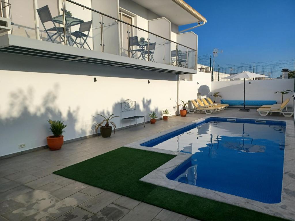 a house with a swimming pool on a patio at VILLA CERRO E MAR Apartement in Moncarapacho