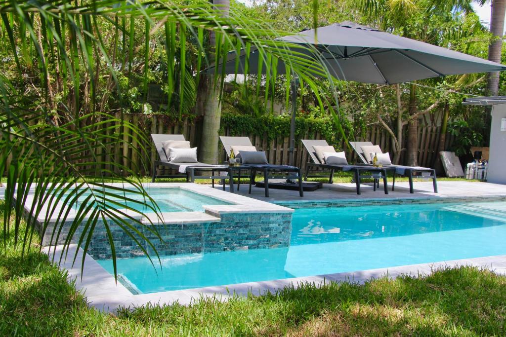 Πισίνα στο ή κοντά στο Friendly Fox Luxury Pool & Spa House Near Downtown & Beach