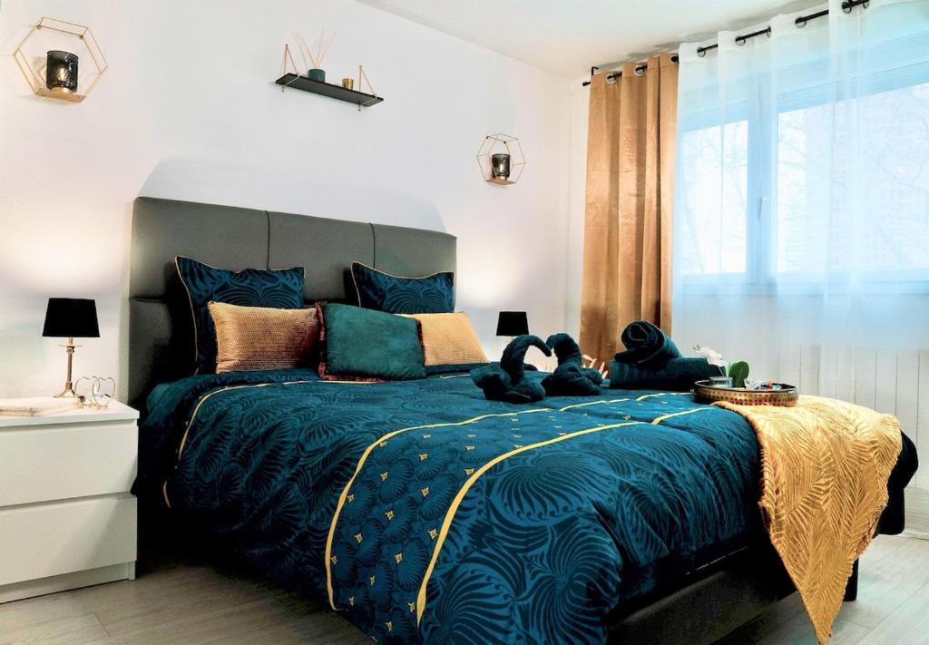 una camera da letto con due orsacchiotti sdraiati su un letto di Studio Le Cocon 22m2 a Lione
