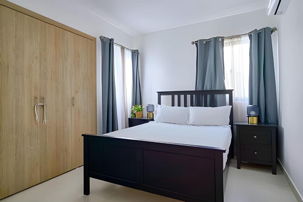 una camera da letto con un letto e una porta di legno di Caribbean Getaway Paradise Villa a Punta Cana