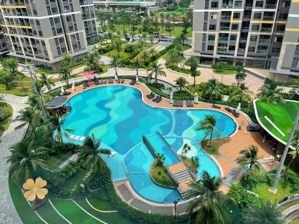 Long BìnhにあるPhong Linh Homestay 30 apartments Vinhomes Grand Parkの市街のスイミングプールの上面