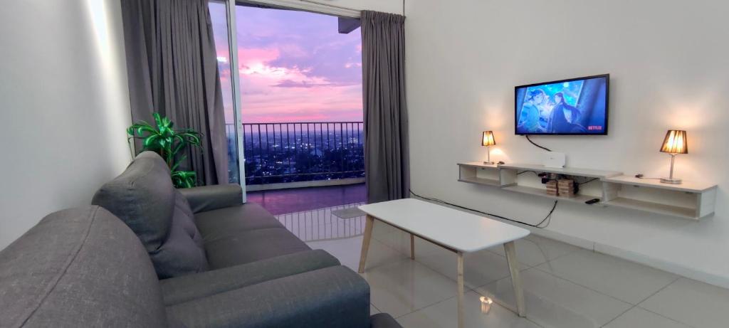 TV a/nebo společenská místnost v ubytování Rainy Sanctuary Homestay With Netflix - 1 Parking