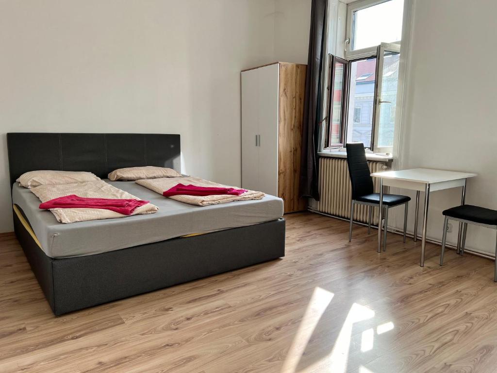 Giường trong phòng chung tại Spacious Vienna 4BR shared Stay for Friends & Families